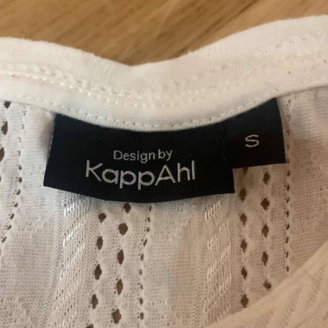 Vit topp ifrån Kappahl med volang - 90