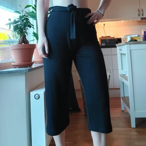 Svarta trekvartsbyxor  - Väldigt fina trekvartsbyxor med knytning i midjan. Storlek S. Byxorna är i väldigt fint skick! Passar perfekt till sommaren då de är väldigt luftiga, dock inte jättetunt material. Har inte riktigt koll på märket Amisu som står på lappen i byxorna. Var inte rädd för att fråga mig om ni undrar över något!😊