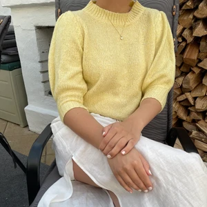 NA-KD stickad tröja strl s - Fin somrig gul tröja, tröjan är tunn stickad med korta armar, använd några gånger, strl S  köparen står för frakten 💛💛