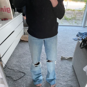Zara Jeans (slutsålda) - Säljer dessa super populära jeansen från zara, helt slutsålda, då de tyvärr var för små. Använda 1 gång!! Storlek 36! ( Jag är 168 och är super snygga i längden). Kan frakta eller mötas i Stockholm ( köparen betalar för frakt)😊 350kr eller bud om fler är intresserade!