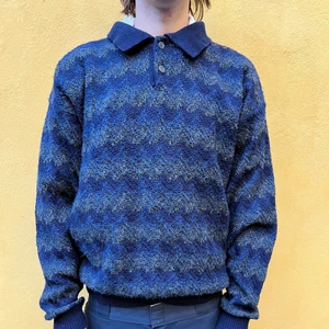 Stickad tröja - Varm o skön stickad tröja med krage inga fel påren:)