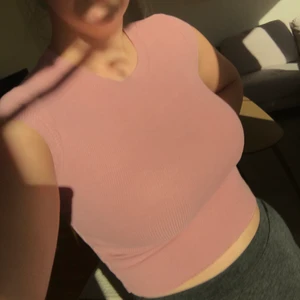 Ribbad topp - Ribbad smutsrosa croppad topp från Bershka, använd och älskad men jag tycker att den har lite kvar att ge. Lite lite nopprig men inget brutalt.