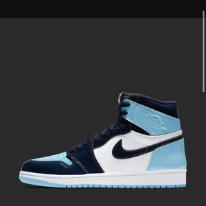 Jordan 1 High blue chill - Säljer dessa jordans i storlek 36, endast använd väldigt fåtal gånger. Modellen heter ”blue chill”. Säljer då de ej är min stil längre. 