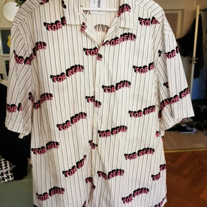 Cool skjorta oversized  - Står "for real? " på den