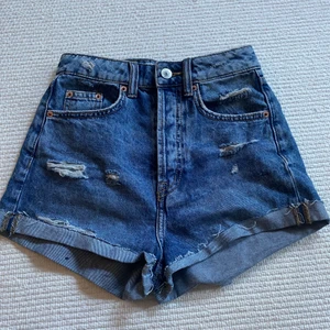 Shorts - Säljer dessa jeansshorts från HM🤍 Strl 34 och bra skick då de inte kommit till så mycket användning. Köparen står för frakt!