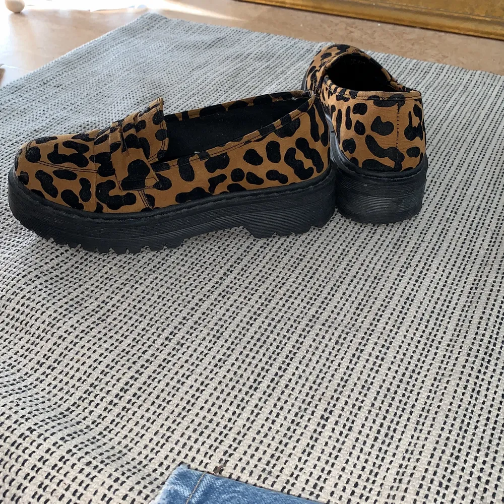 Jättefina leopardmönstrade chunky loafers i strlk 39. Använda endast ett fåtal gånger, i mycket bra skick. Möts helst upp i Göteborgsområdet, skickas annars med posten :) (köparen står för frakt och jag tar inte ansvar för postens slarv).. Skor.