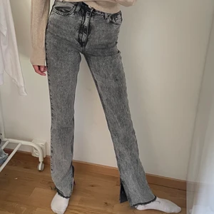 Zara jeans med slits  - Säljer ett par gråa jeans i storlek 32 från Zara som har slits💛 Säljer pga att de inte kommer till användning, 190kr+66kr frakt💛 Säljer massa fler jeans!