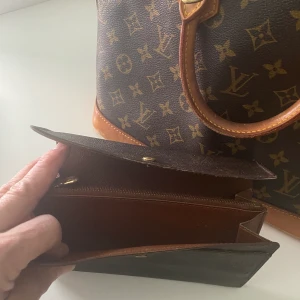 Äkta Louis Vuitton -  Äkta Louis Vuitton Porte Tresor International Wallet Monogram. Större börs som rymmer mycket. Stängs igen med tryck knapp. 6st kortplatser på insidan. 2 större fack för tex sedlar. Mynt ficka som stängs med 
