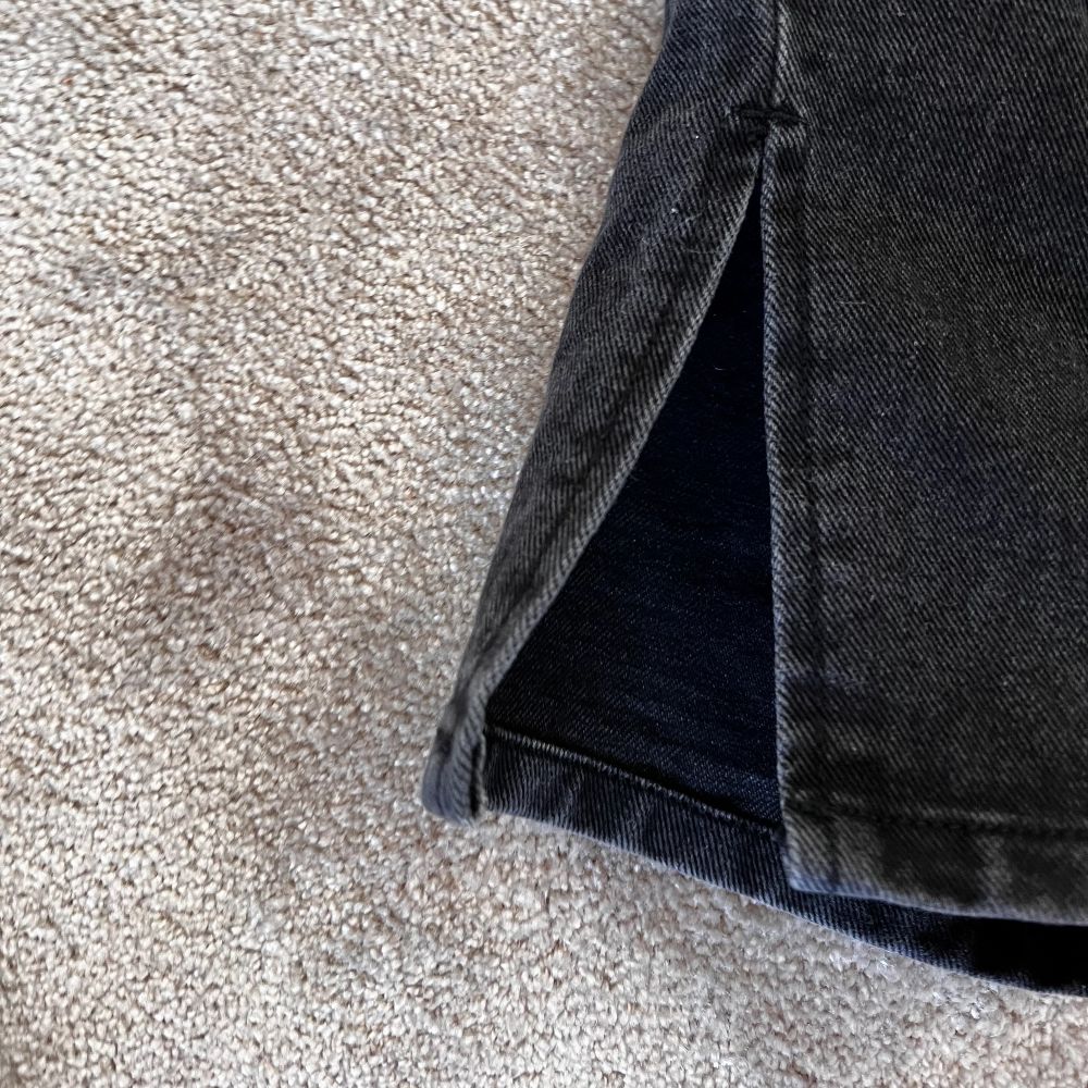 Jättefina svarta jeans med en lits nedtill, bra skick 💕 storlek 36 med petite längd. Frakt tillkommer 66kr. Jeans & Byxor.