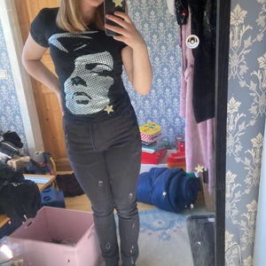 Svara skinnyjeans och en tight t-shirt - En outfit eller bara ett utav dom tröjan 80kr jeansen 100kr 