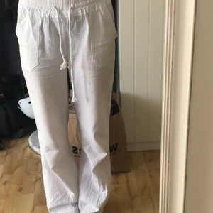 Linnebyxor - !INTRESSEKOLL! Dessa linnebyxor, nyskick, säljer endast för ett bra bud. Så bara för att du har budat betyder det inte att du får dom💕 budet börjar på 300kr+frakt köp direkt för 500+frakt❤️