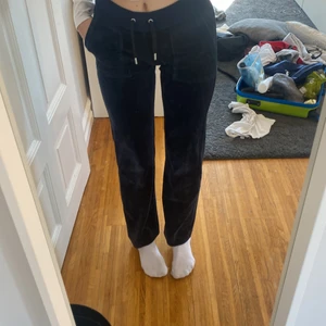 Mörkblåa juicy byxor - såå fina, men tyvärr för korta för mig. frakt tillkommer❤️❤️ny pris är 999 kr och de är använda den n del men inga skador