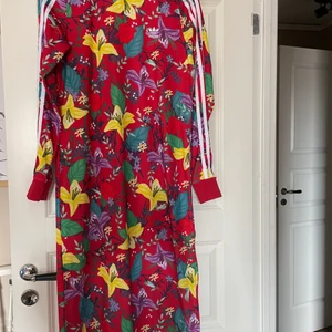 Adidas långklänning - Adidas långklänning knappt använd storlek S