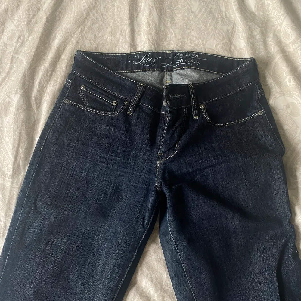 Levis jeans, tighta! Semi lågmidjade. 👖 Säljar pga för små ☹️ true to size. . Jeans & Byxor.