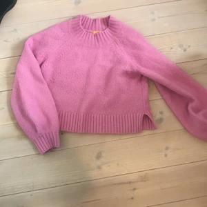 Gina tröja strl 164❤️ - Jätte skön och mysig tröja till vintern men skulle även kunna passa till en sen sommarkväll❤️ tidigare köpt på gina men storleken passade inte mig❤️när jag köpte den kostade den 279kr och är slut på hemsidan ❤️( köparen står för frakt) 