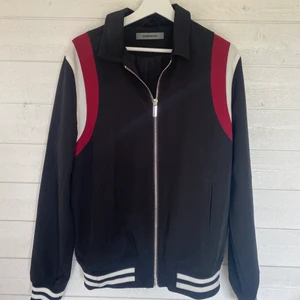 Varsity jacket - En skön varsity jacket från Maniere de Voir. Köpt för runt 800:-. Storlek M, knappt använd. FRI FRAKT ELLER MEETUP I GBG