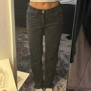 Mid waist zara jeans i storlek 36. Jag brukar ha 34 men dessa passar bra. 