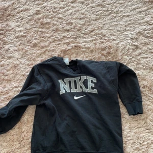 Nike tröja - Retro  - Tröjan är använd ytterst lite! Det är storlek M men den är ganska kort på längden.