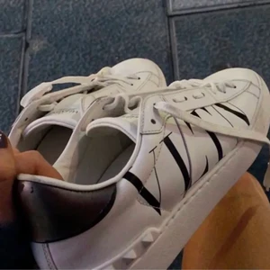 Valentino skor - Valentino sneakers st 39, pris kan diskuteras ganska slitna och har skrap där fram på båda skorna (inte min bild)