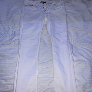 Tommy hilfiger jeans - Köptes 2021 för 899kr och använts 2 gånger. 9/10 i skick helt fel fri. Storleken är 32/30 och jeansen är straight leg. Passar riktigt bra på mig och är 185cm. Säljer pga ingen användning!! 