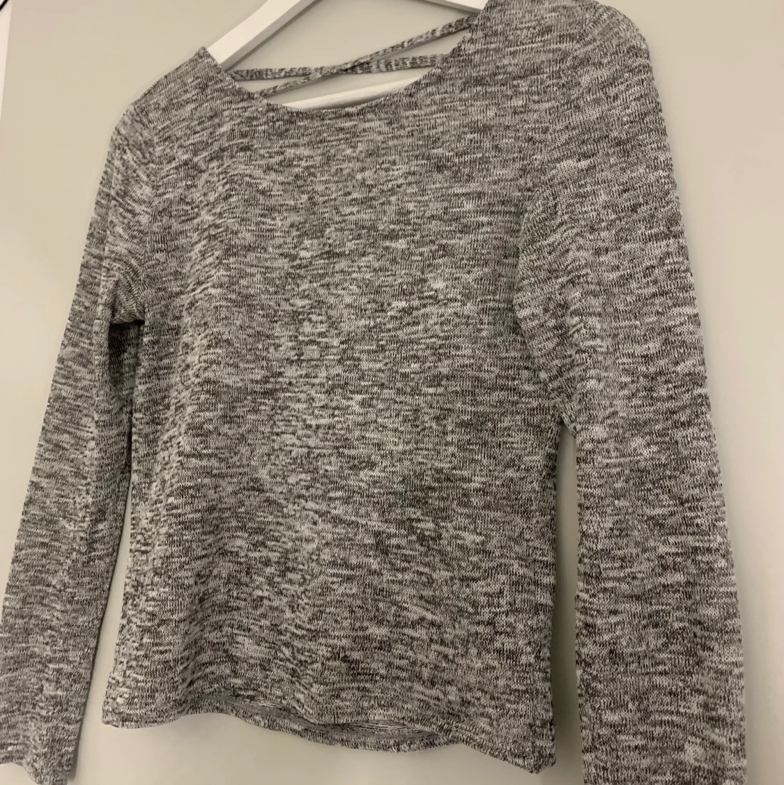 Tröja med snörning i ryggen