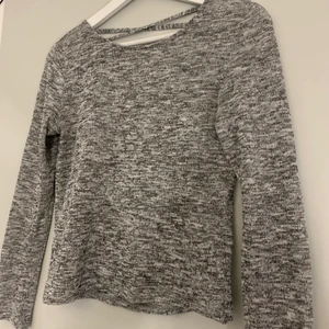 Tröja med snörning i ryggen  - Grå tröja med snörning i ryggen. Storlek S 