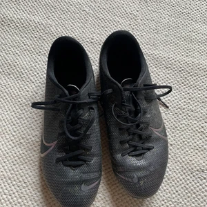 Nike fotbollsskor - De är i bra skick och jag tvättar såklart av de om du köper! Köpta för ungefär 700kr tror jag!