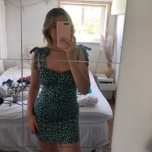 Blommig klänning  - Så himla söt klänning från Shein!! Använd ca 2 ggr, jätteskönt material