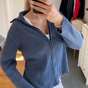 Tjocktröja  - Stickad tröja med dragkedja och krage 