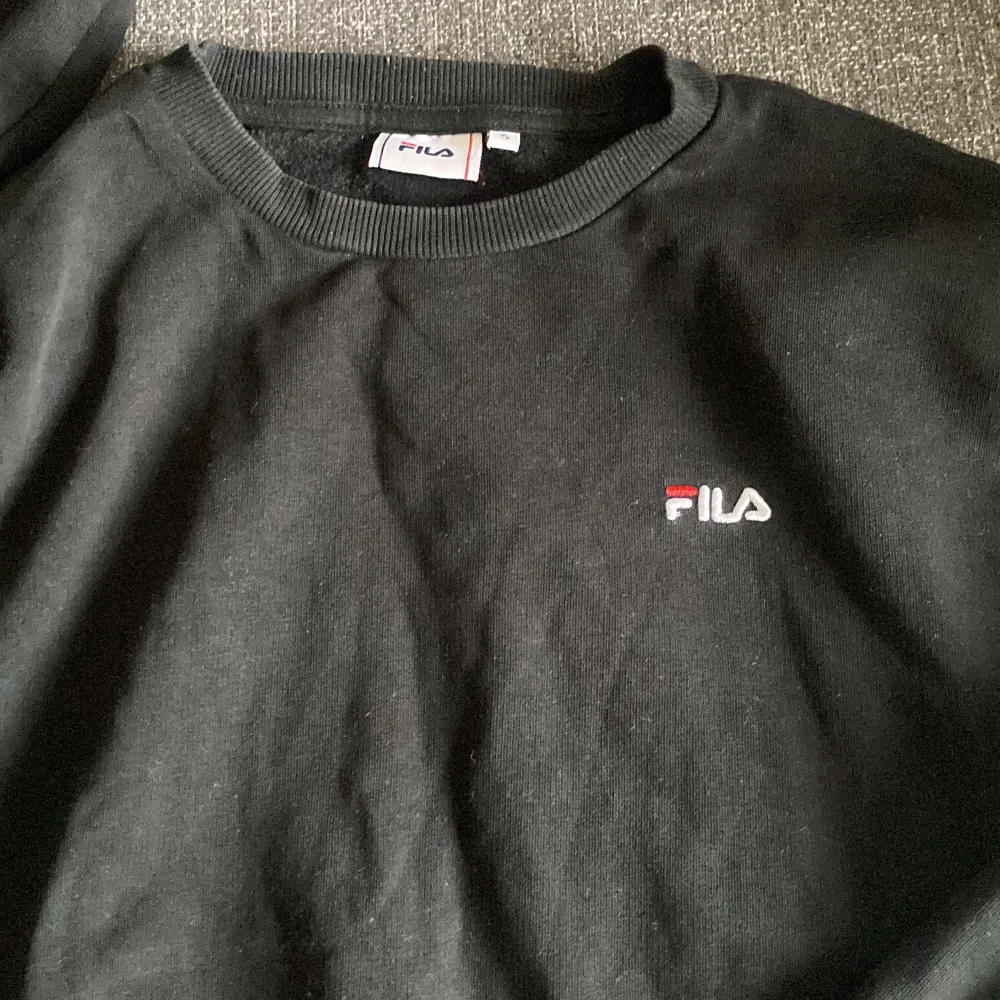 Säljer min snygga favorit fila sweatshirt då den blivit för liten för mig. Köpt för 500kr för 1 år sen. Först till kvarn😇. Hoodies.