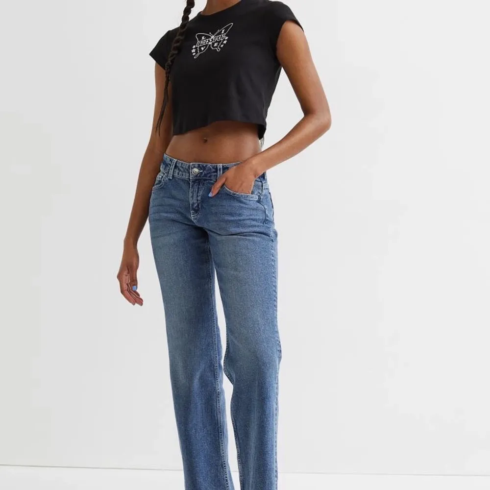 Jeans ifrån zara i storlek 36 köpta för 400kr säljes för halva priset! . Jeans & Byxor.