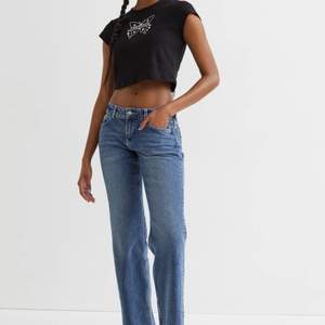 Jeans ifrån zara i storlek 36 köpta för 400kr säljes för halva priset! 