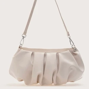 Beige väska - Säljer denna beiga väskan i superlent material och bra kvalite! Just denna är aldrig använd men har en i vitt och svart som jag använt tiotals utegångar och inte en enda tråd har lossnat! Nypris 55kr men säljer för 60kr inkl frakt!