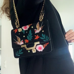 Axelväska  - Söt axelväska med magnet knäppe. Axelbandet kan justeras så att man kan få bandet kort så att man hänger väskan på axeln, man kan även dra ut bandet så att man kan ta den över huvudet.   Köpare står för frakt!