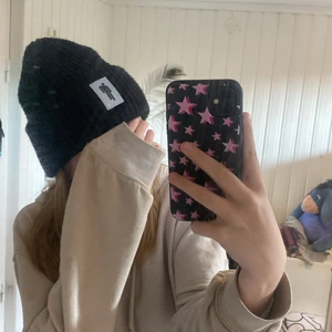 Mössa - Säljer denna superfina billieEilish mössa då den inte kommer till användning, köptes på h&m för 2 år sedan.