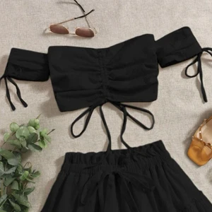 Topp - Säljer bara toppen, då den var för liten, så har bara testat den. Så den är som ny :) den är i stl M men är som s.