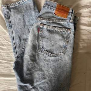 Säljer mina levis 501 jeans då dom är för små för mig. Storlek W29L28