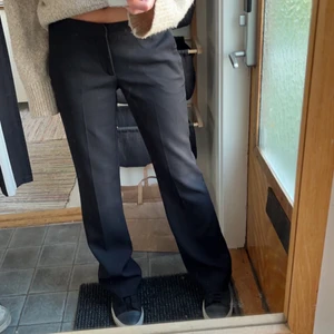 Lågmidjade kostymbyxor  - SÅLDA FÖR DIREKTPRIS!!  säljer pga jag köpte två. Använda en gång. Älskar dessa! Säljer bara för bra bud. Slutsålda i s. Har oftast 36 i byxor och dessa är i S men mina andra byxor är i xs. Köp dirket för 650. Ejsäkertaebortif