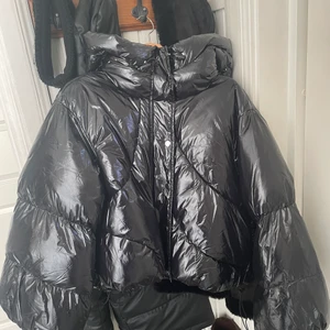 Puffer jacka - Svart blank Puffer-jacka i strl 38. I skick som ny då den är helt oanvänd, endast provat den. Nypris 990:- , säljes för 499:- . Finns i Västerås men kan skickas, köparen står för frakten.