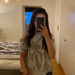 Zara t-Shirt - Kamouflage t-shirt från zara 