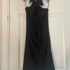 Ginatricot klänning S - Storlek S, en klänning med halterneck från ginatricot, formgivande och superfin på har dock 2 st så säljer ena. Aldrig använd men har ej lappen kvar. Nypris 399