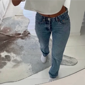 Mid rise jeans Zara - Samma modell som de gråa jag säljer! Lånade bilder men samma jeans. Blåa mid rise från zara. Fina och i bra skick. Köpt i Zaras butik. Vet inte vad kostnaden för frakten blir än så inget pris e självklart. Hör av dig om frågor, fler bilder, intresserad  eller om du vill köpa💕