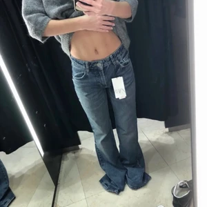 Oanvända Zara jeans - Jättefina jeans som jag köpte här på plick! Helt oanvända och har lappen kvar. De var väldigt långa på mig som är 171 cm. Skulle säga att de är lite utsvängda där nere och jättefin modell. Säljer eftersom de var för små för mig💘 400kr nypris, säljer för 300kr inkl frakt!   (första bilden lånad)