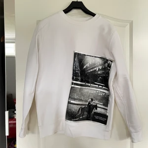 Calvin Klein Sweatshirt - Vit sweatshirt med tryck. Storlek M