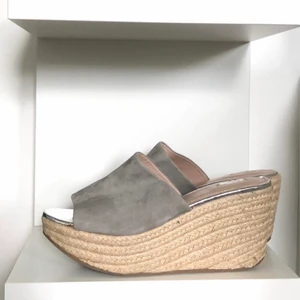 Carvela Kurt Geiger kilklack - Perfekt sommarklack Carbela by Kurt Geiger i strl 40. Mjuka och sköna att gå i.   Helt oanvända, endast prövade🤍🤍