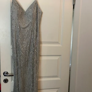 Klänning  - Också en slags balklänning fast i silver. Aldrig använd då den var för liten på mig.🌟