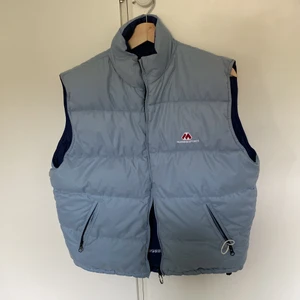 Väst - Vändbar väst, ascool och skönt. Sitter nice oversized. Köparen står för frakten men kan även mötas i Lund ;)