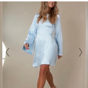 Blå klänning från NA-KD  - Populär klänning från Hanna schönberg’s kollektion med NA-KD. 