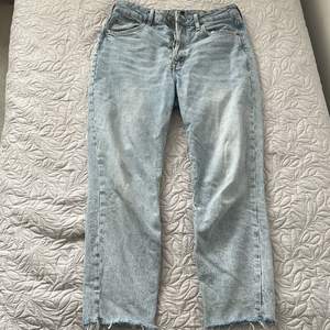 Ljus blåa jeans från H&M  Org pris 300kr  Säljer pågrund att jag har växt och blivit smalare   Pris går att disk