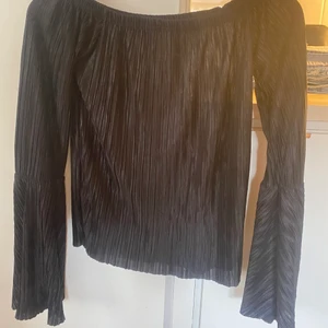 Svart tröja  - Säljer denna svarta tröja med volanger i armarna ifrån NLY TREND i storlek M för 40kr